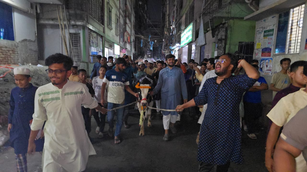 আওয়ামী লীগ নিষিদ্ধ হওয়ায় তা'মীরুল মিল্লাত টঙ্গী'তে আনন্দ মিছিল ও নৈশভোজে।