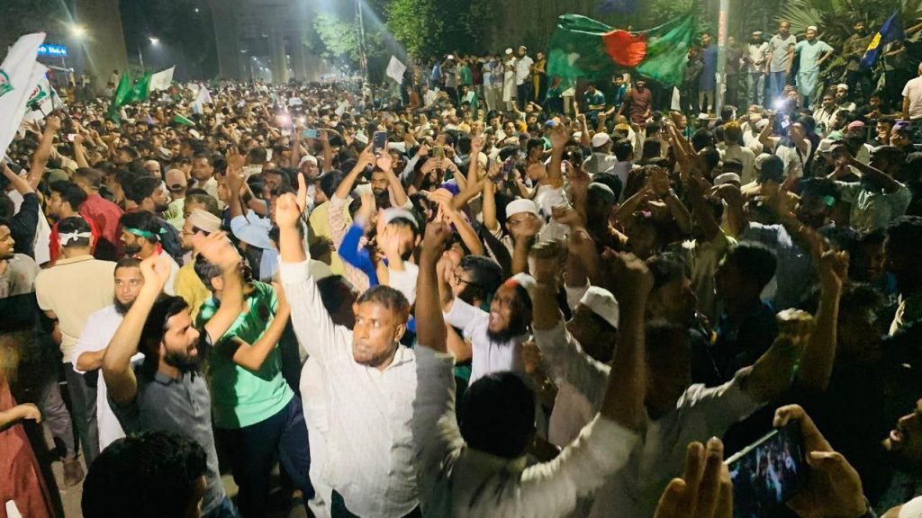 আওয়ামী লীগের কার্যক্রম নিষিদ্ধ ঘোষণার পরও তাদের তিন দফা দাবি পূর্ণ না হওয়া পর্যন্ত রাজপথ ছাড়বেন না