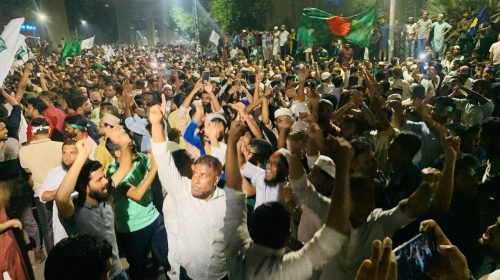 আওয়ামী লীগের কার্যক্রম নিষিদ্ধ ঘোষণার পরও তাদের তিন দফা দাবি পূর্ণ না হওয়া পর্যন্ত রাজপথ ছাড়বেন না