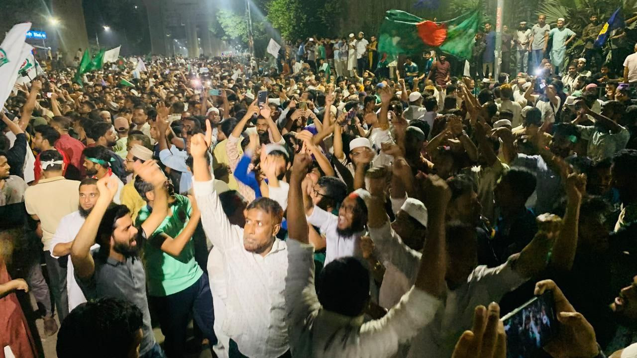 আওয়ামী লীগের কার্যক্রম নিষিদ্ধ ঘোষণার পরও তাদের তিন দফা দাবি পূর্ণ না হওয়া পর্যন্ত রাজপথ ছাড়বেন না