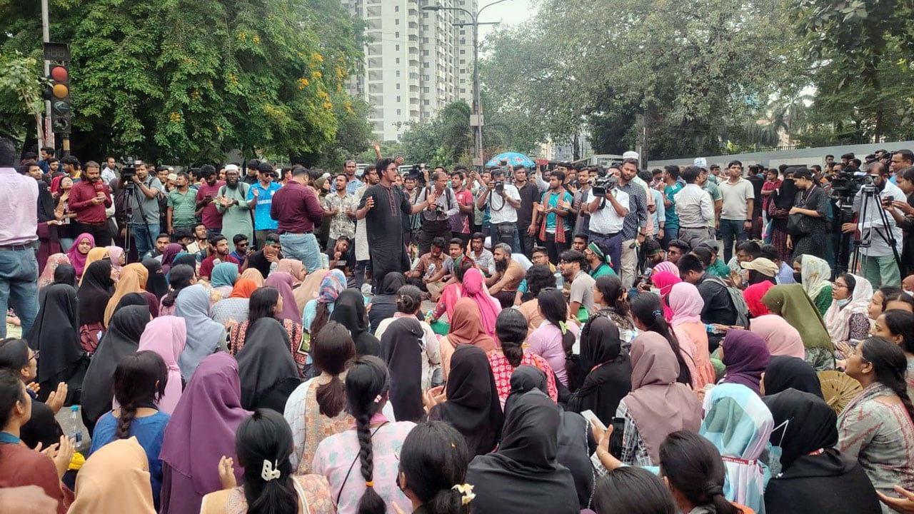 দাবি পূরণ না হওয়া পর্যন্ত শাটডাউন জগন্নাথ বিশ্ববিদ্যালয়