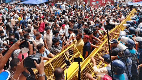 শাহবাগ অবরোধ করলো চাকরিচ্যুত বিডিআর সদস্যরা!