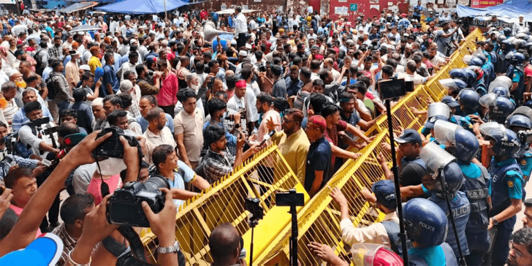 শাহবাগ অবরোধ করলো চাকরিচ্যুত বিডিআর সদস্যরা!