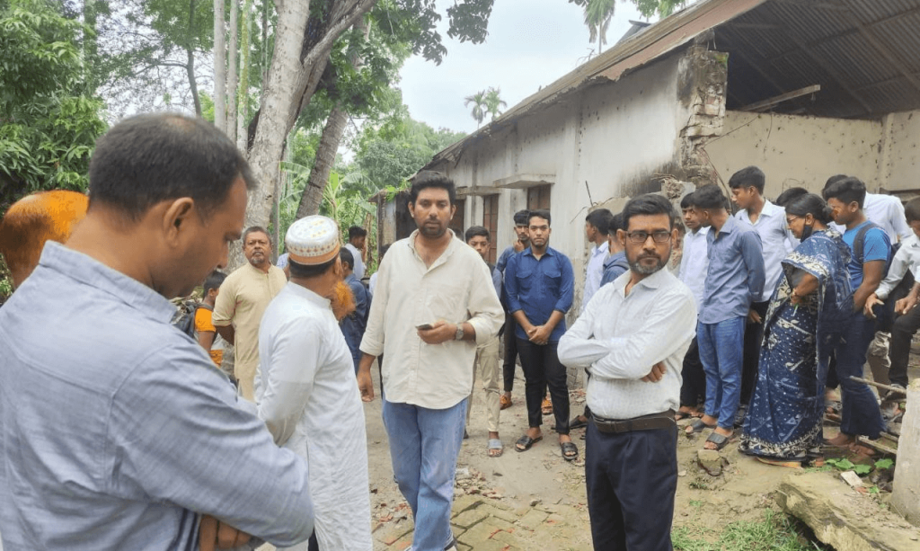রাজবাড়ীতে বিদ্যালয়ের দেয়াল ভেঙ্গে বিএনপি নেতার বাড়ীর রাস্তা নির্মাণ