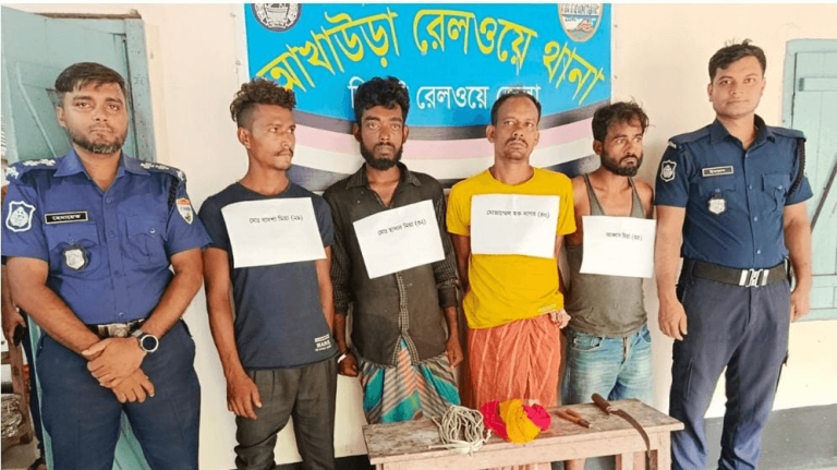 আখাউড়ায় ট্রেনে ছিনতাই চক্রের ৪ সদস্য আটক।