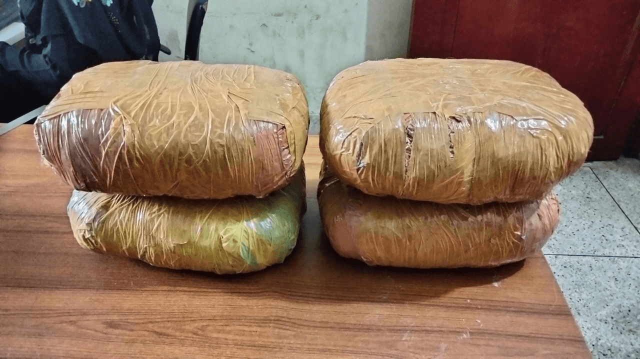 ভৈরবে ট্রেনের ছাদ থেকে দেড় লক্ষাধিক টাকা মূল্যের গাঁজা উদ্ধার