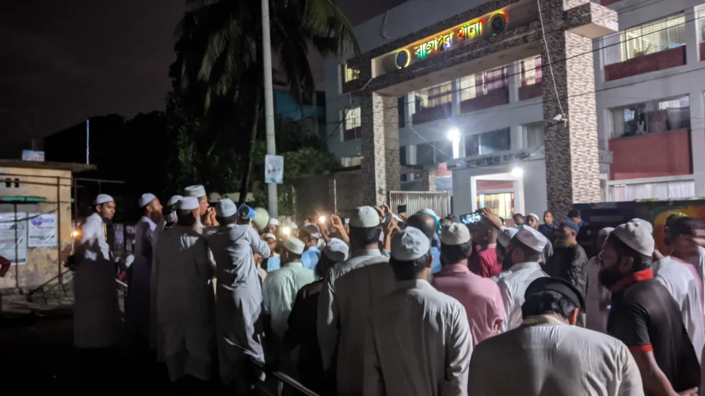 ঢাকায় ব্যবসায়ী হত্যার প্রতিবাদে রাজাপুরে ইসলামী ছাত্র আন্দোলনের বিক্ষোভ।