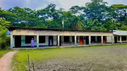 ঝালকাঠিতে জরাজীর্ণ ভবনের পলেস্তারা খসে পড়ে ৭ শিক্ষার্থী আহত!