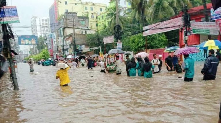 ফেনীতে কোমরপানি ঠেলে পরীক্ষাকেন্দ্রে শিক্ষার্থীরা, বন্যার শঙ্কায় লক্ষ্মীপুর-নোয়াখালীবাসী