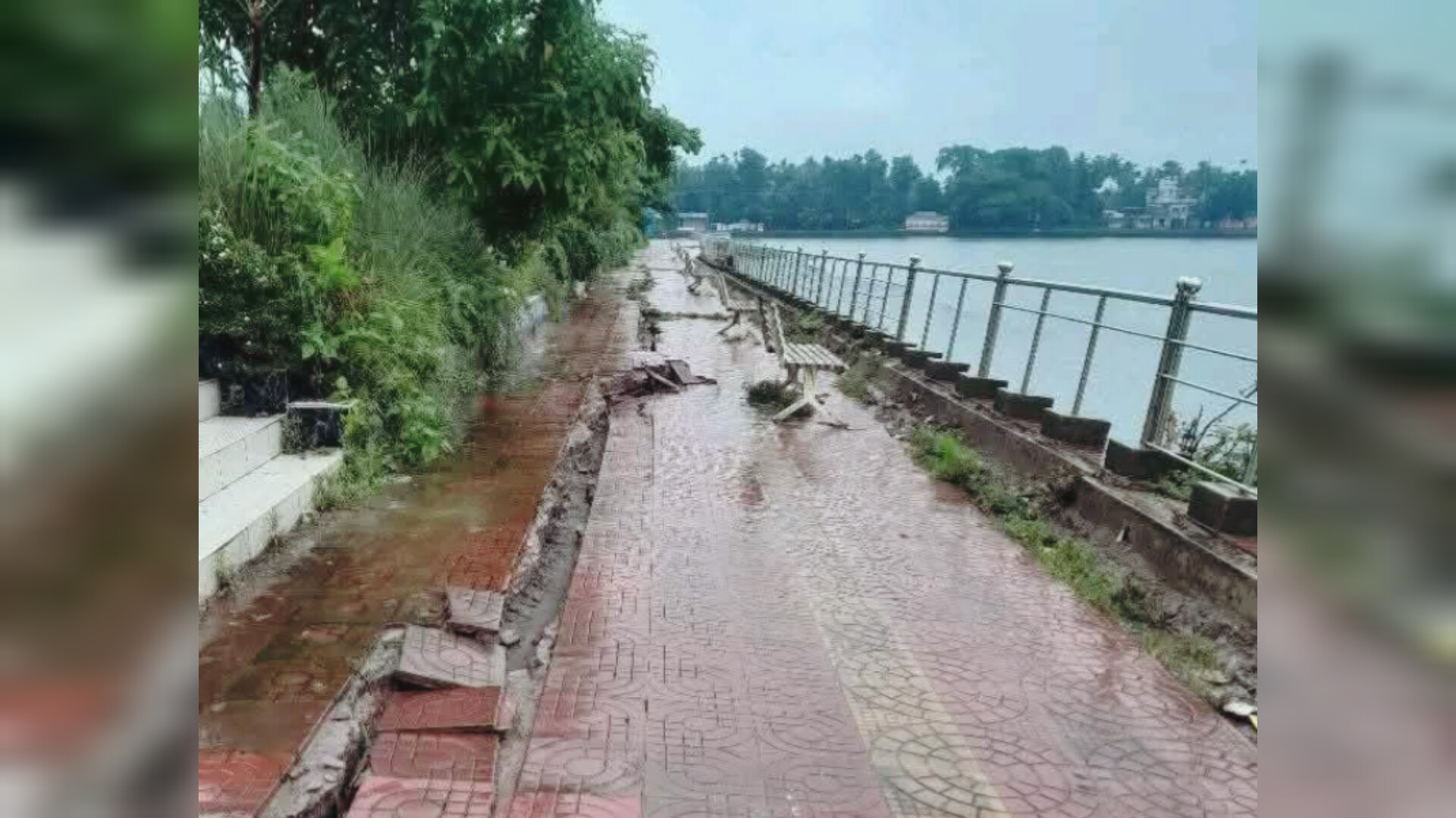 টানা বৃষ্টিতে লক্ষ্মীপুরে জলাবদ্ধতা, দেবে গেছে খোয়াসাগর দিঘীর ওয়াকওয়ে।