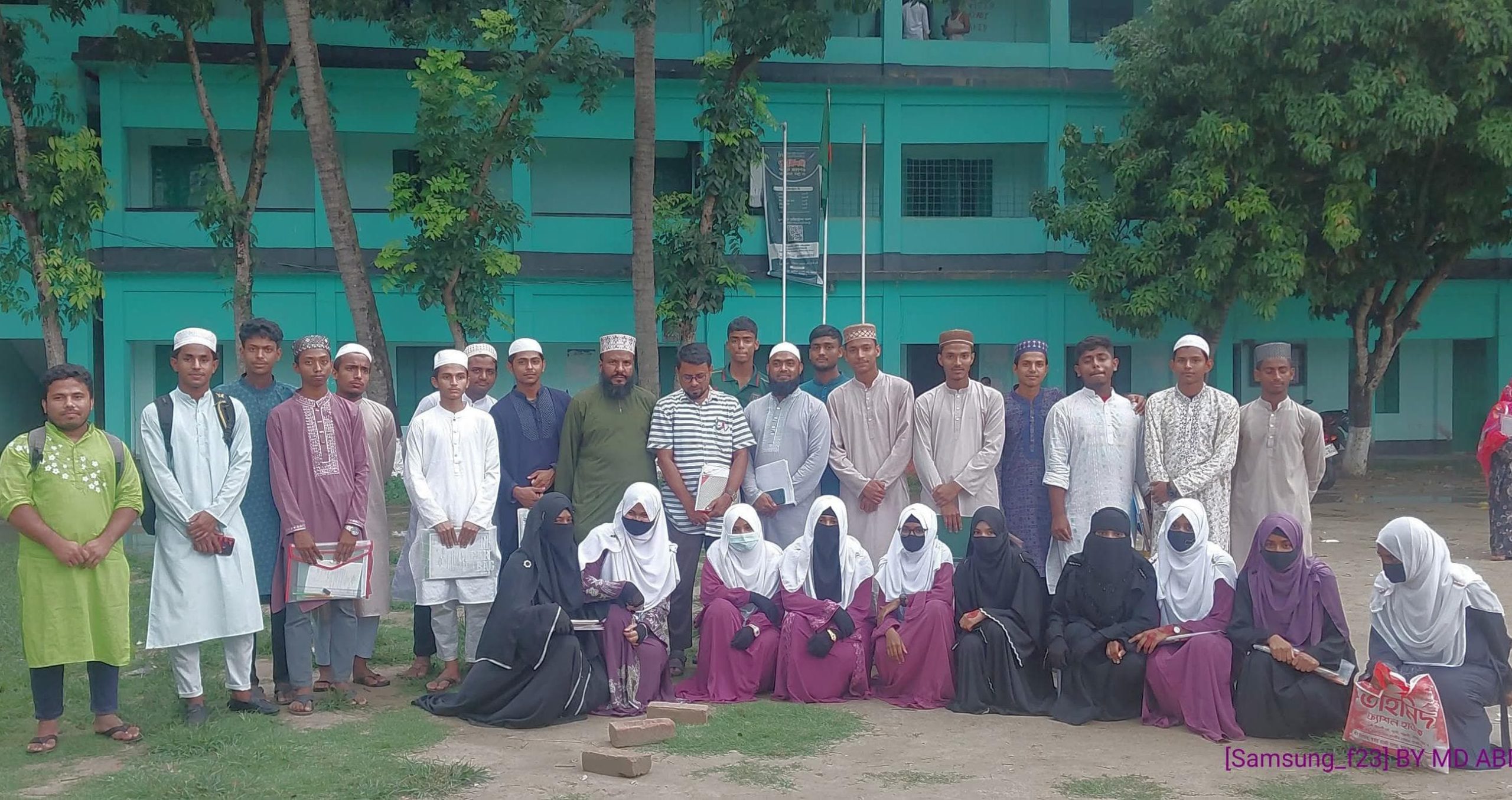 পাবনার বোয়াইলমারী কামিল মাদ্রাসা থেকে দাখিলে A+ পেলো ১৮ জন।