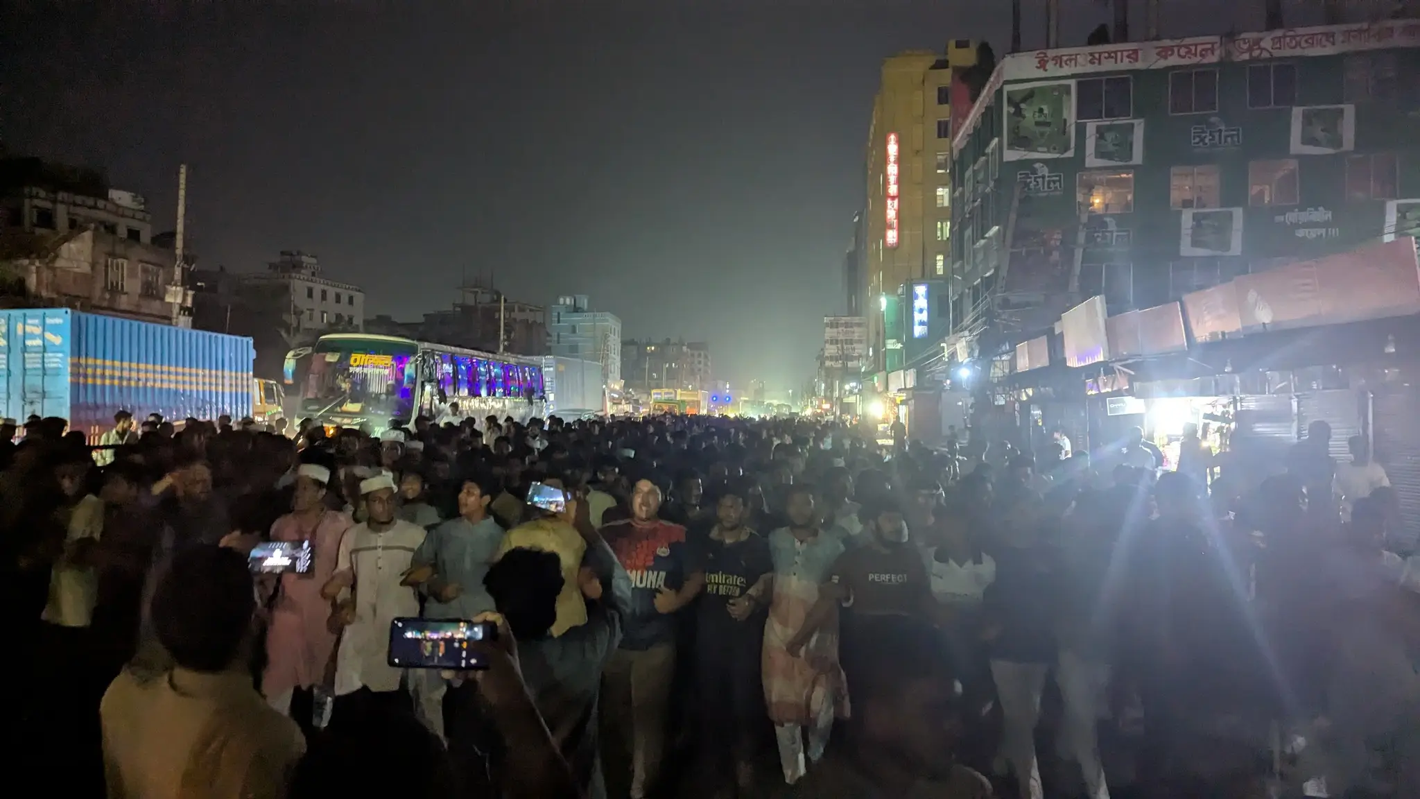 মিটফোর্টে ব্যবসায়ী হত্যার প্রতিবাদে তা’মীরুল মিল্লাত মাদ্রাসার শিক্ষার্থীদের বিক্ষোভ