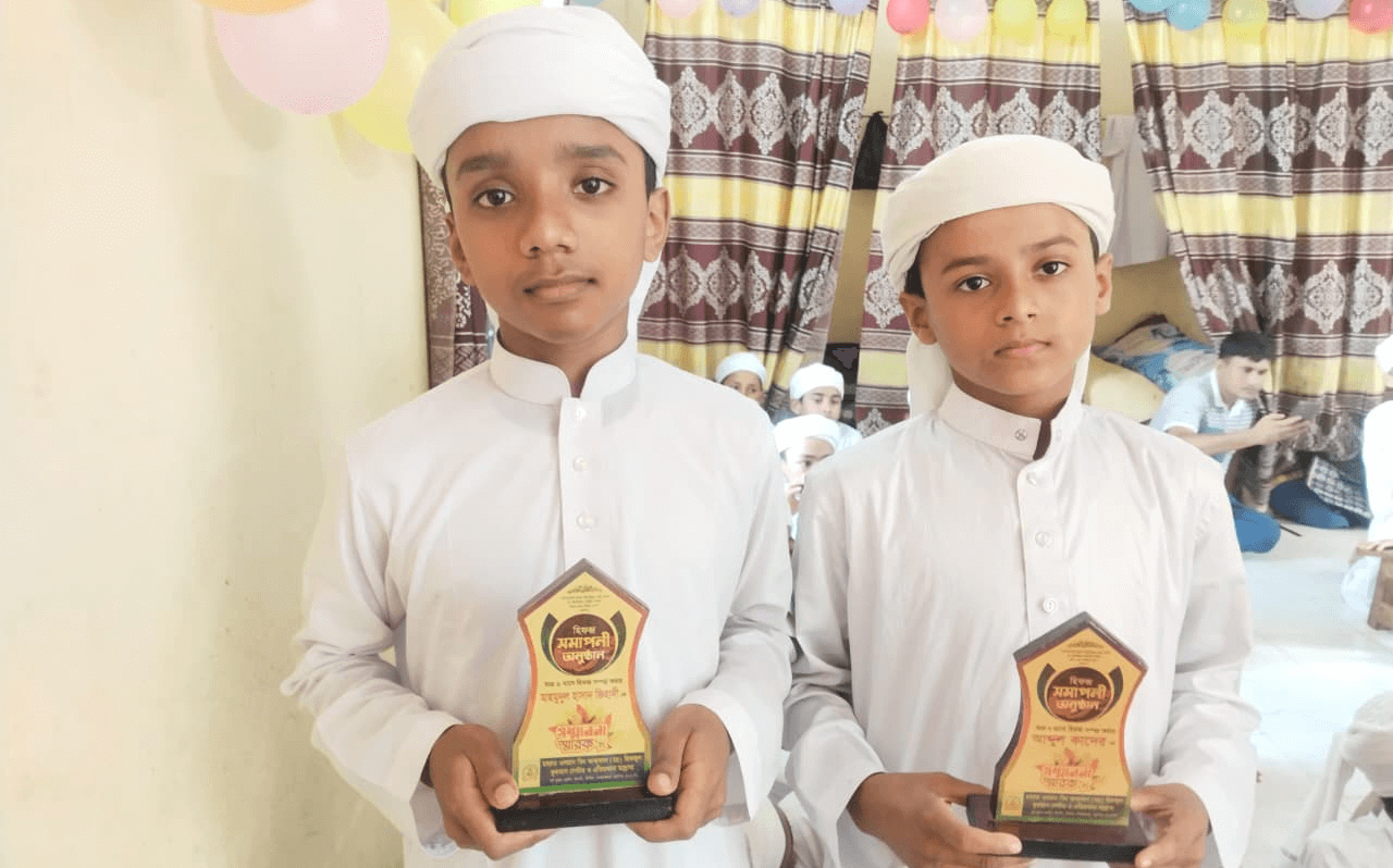 উখিয়ায় এক মাদ্রাসা থেকে মাত্র ছয় ও সাত মাসে হাফেজ দুই কিশোর!