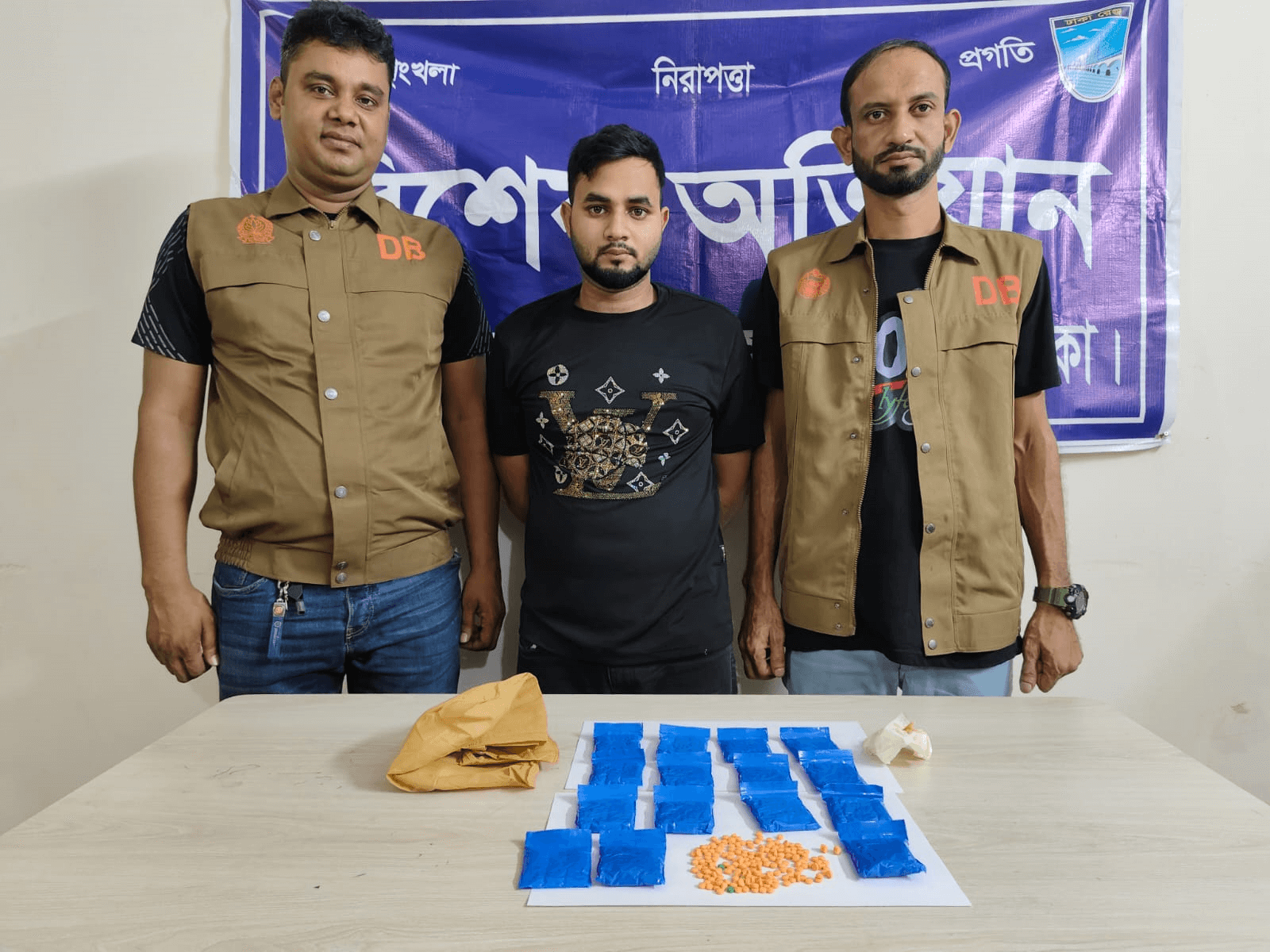 ডিবি পুলিশের অভিযানে ৩ হাজার পিস ইয়াবাসহ মাদক কারবারি আটক