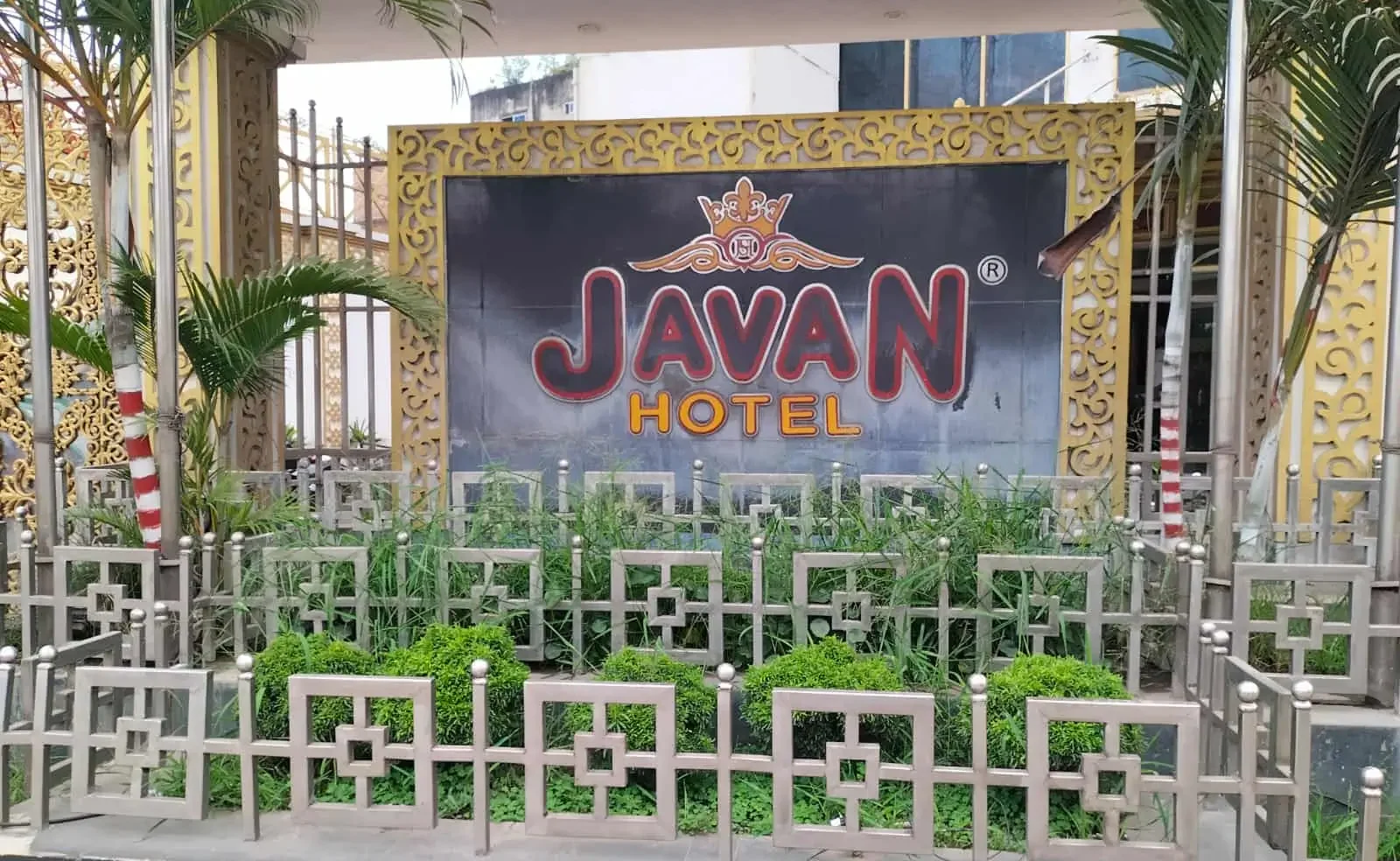 টঙ্গীর তিন তারকা হোটেলে হামলা: মদ বিক্রি না করায় ভাঙচুর ও লুটপাটের অভিযোগ!