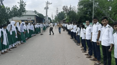 শিক্ষকের নামে মিথ্যা মামলার প্রতিবাদে তেলিহাটিতে মানববন্ধন!
