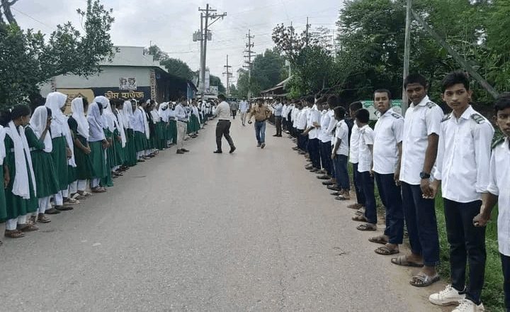 শিক্ষকের নামে মিথ্যা মামলার প্রতিবাদে তেলিহাটিতে মানববন্ধন!