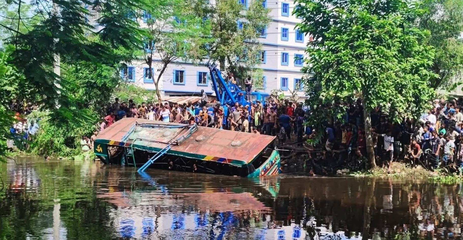 লক্ষ্মীপুরের চন্দ্রগঞ্জে ভয়াবহ বাস দুর্ঘটনা,নিহত-৭ আহাত অনেকে