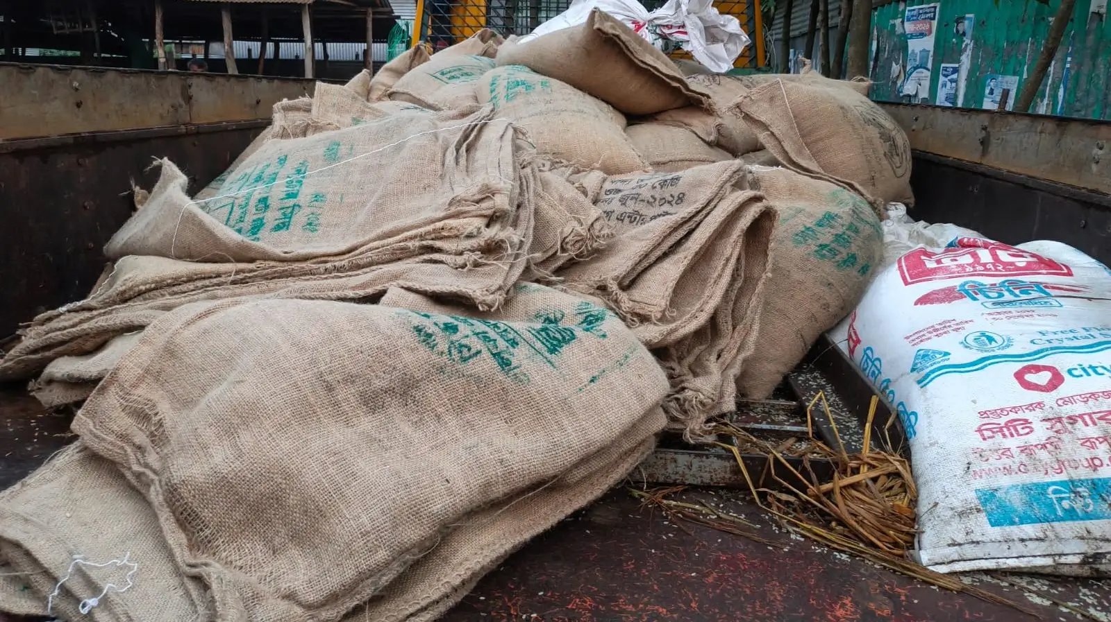 মাদারগঞ্জে খাদ্য অধিদপ্তরের লোগোযুক্ত ৪০ বস্তা চাল জব্দ