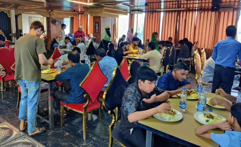 টঙ্গীতে জাভান হোটেলের ১০ বছর পূর্তি উপলক্ষে এতিম ও দুস্থদের সম্মানে খাবার আয়োজন