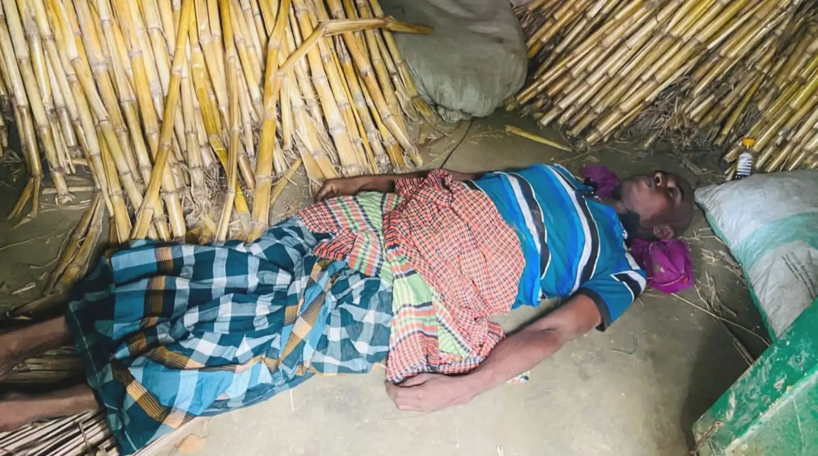 মাদারগঞ্জে ঘরের ভেতর মানসিক ভারসাম্যহীন যুবকের ঝুলন্ত লাশ উদ্ধার