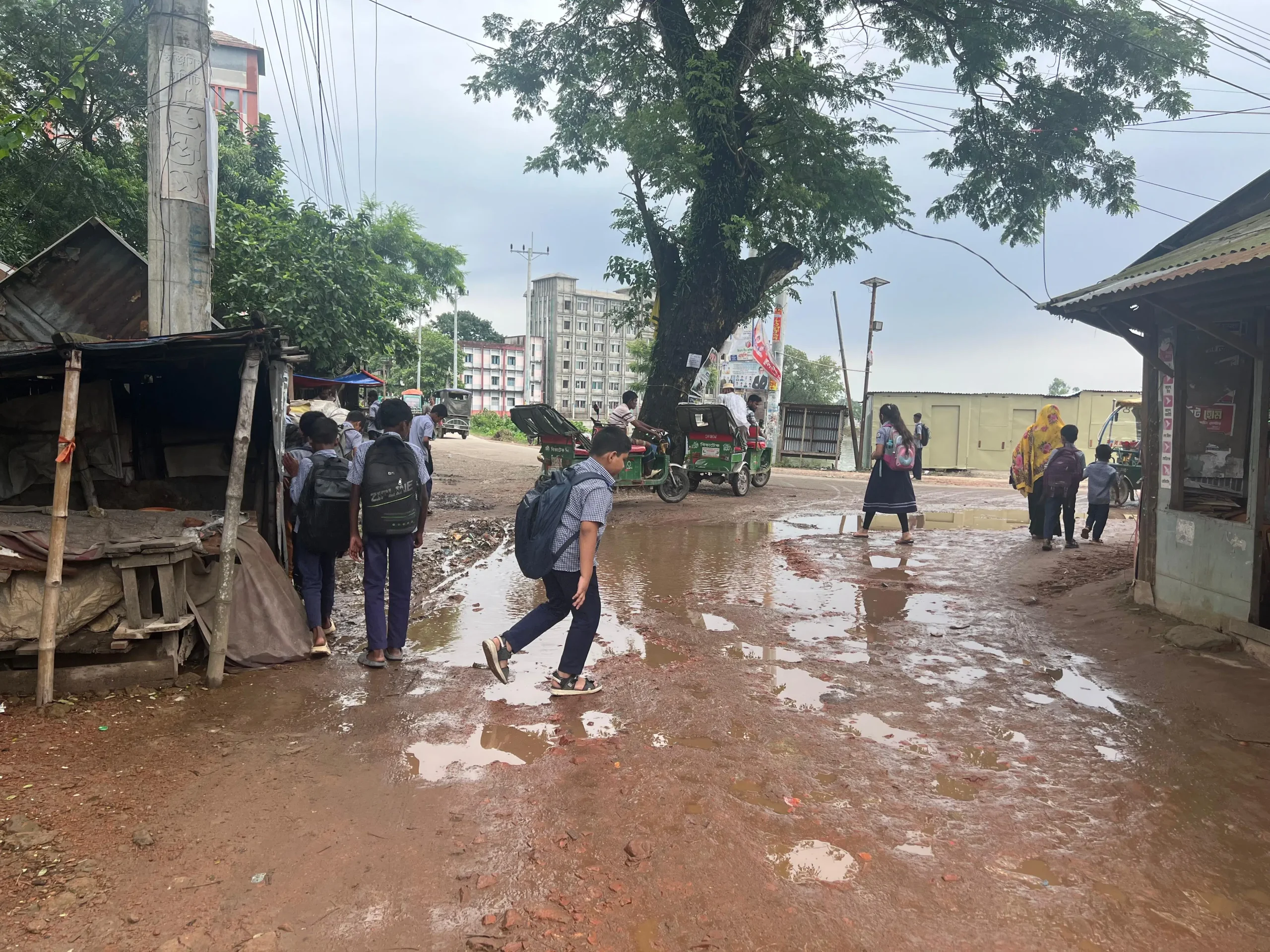 নিকলীর প্রাণকেন্দ্রের সড়কে চরম দুর্ভোগ, ভোগান্তিতে জনসাধারণ