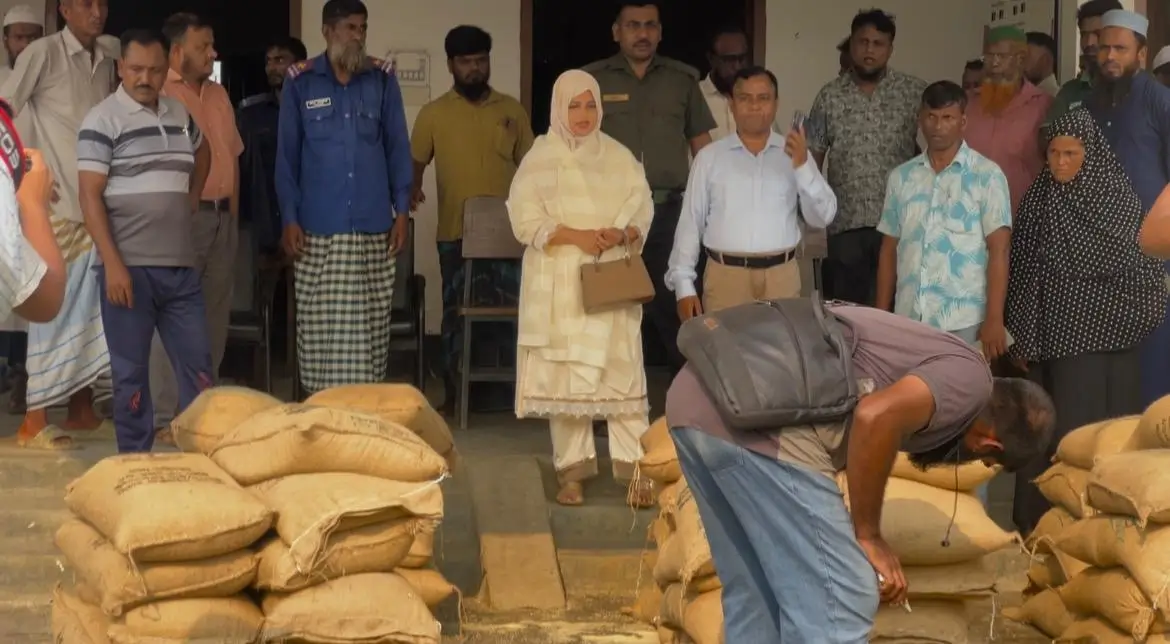 ঈদের ভিজিএফের চাল পাচারের অভিযোগে উত্তাল কারপাশা, জব্দ ৭০ বস্তা চাল এতিমখানায় দিল প্রশাসন