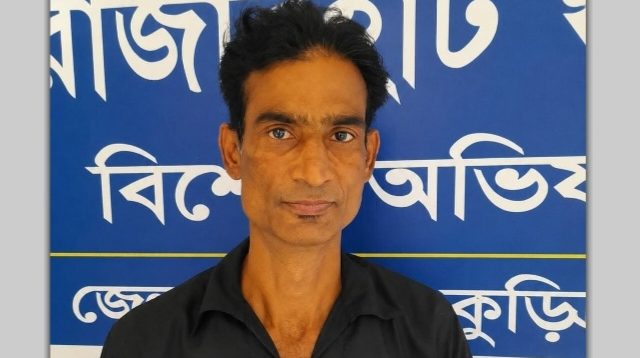 ফেসবুকে হযরত মুহাম্মদ (সা.) ও হযরত আয়েশা (রা.)-কে নিয়ে আপত্তিকর পোস্ট দেওয়ার অভিযোগে কুড়িগ্রামের রাজারহাট উপজেলার এক যুবককে আটক করেছে পুলিশ।
