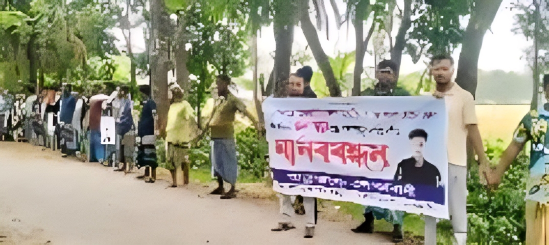 চিতলমারীতে স্কুলছাত্রী ধ র্ষ ণ মামলার আসামিকে গ্রেপ্তারের দাবিতে মানববন্ধন