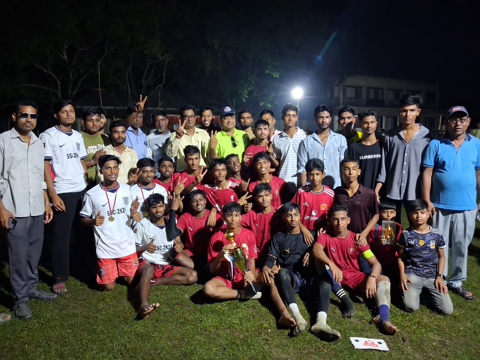 মাদারগঞ্জে নৈশ ফুটবল টুর্নামেন্ট চ্যাম্পিয়ন এসএসসি ২০২৭ ব্যাচ!