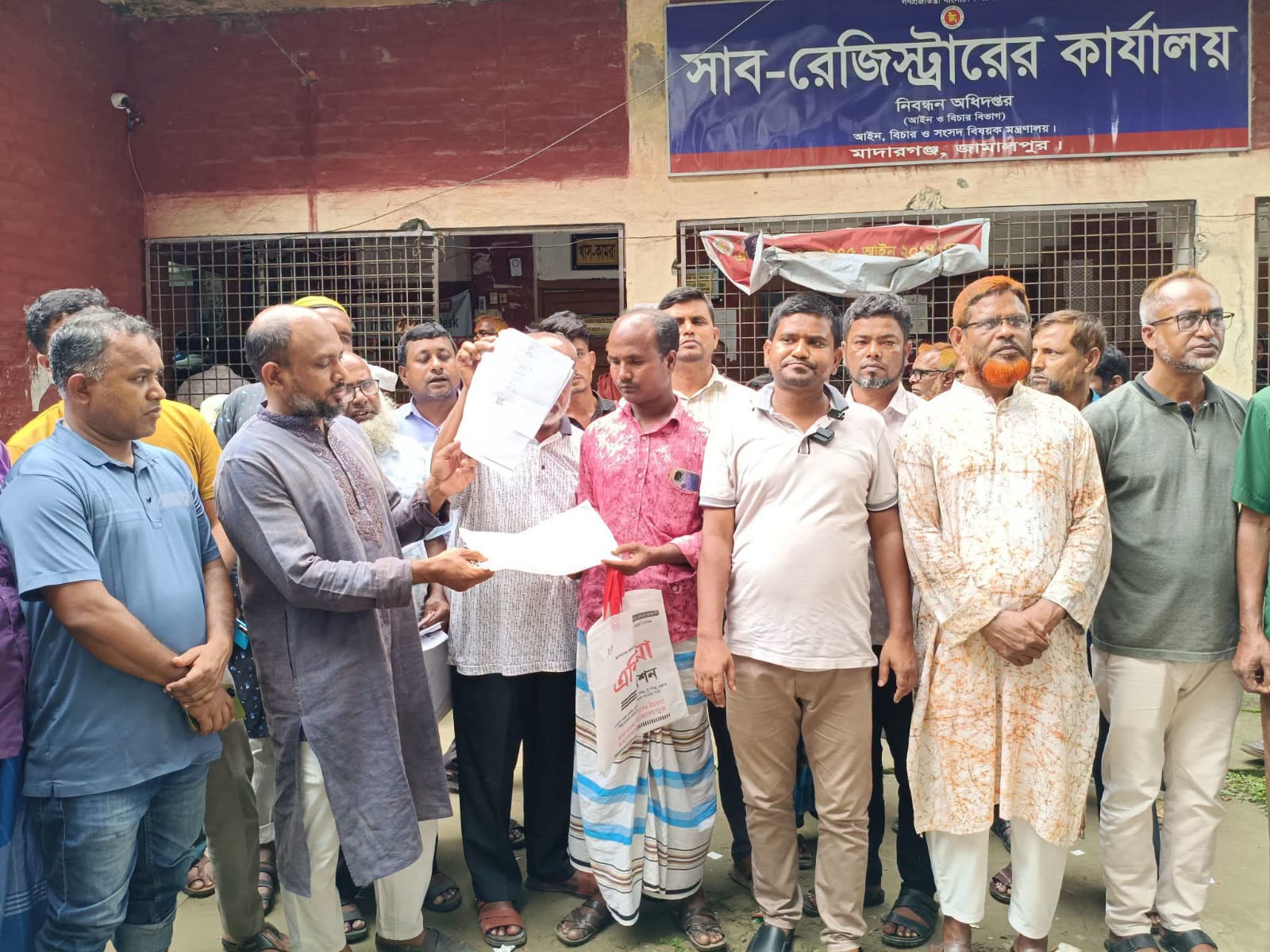 ​মাদারগঞ্জে স্বদেশ সমবায়ের নগদ টাকা নেই, গ্রাহকের পাওনা শোধ হলো জমির দলিলে!