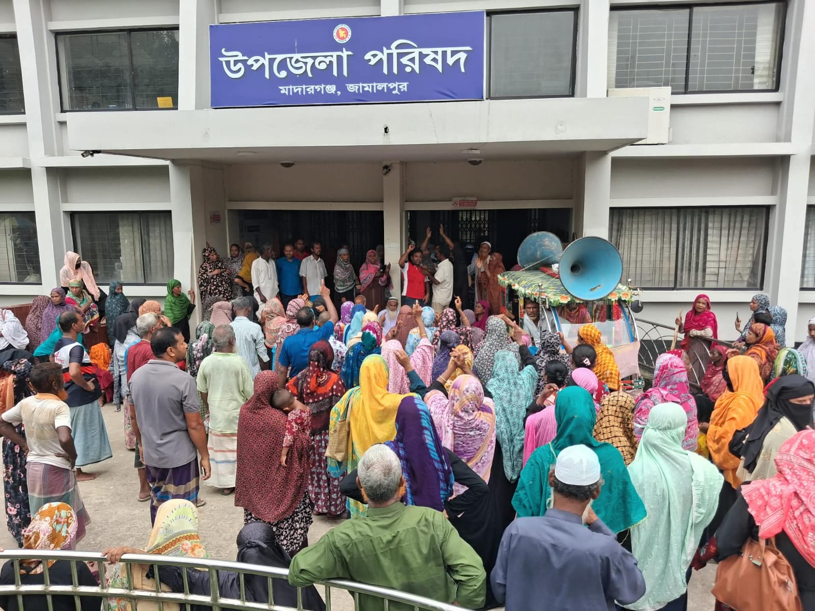 ​মাদারগঞ্জে হাজার কোটি টাকার আমানত ফেরত চান ৩০ হাজার গ্রাহক: অবরুদ্ধ ইউএনও অফিস