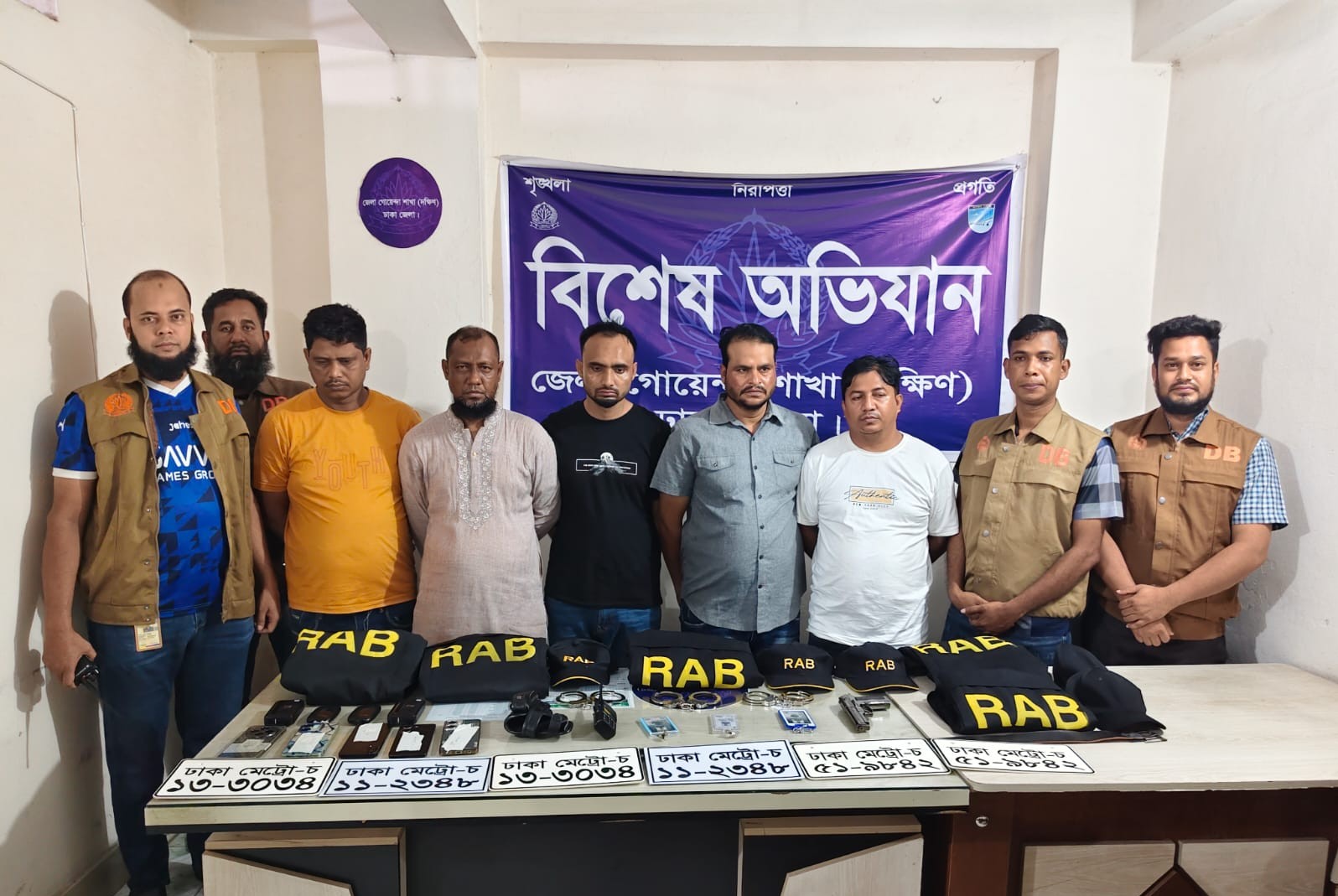 র‌্যাব পরিচয়ে ডাকাতি: ৫ ভুয়া র‌্যাব সদস্য গ্রেপ্তার।