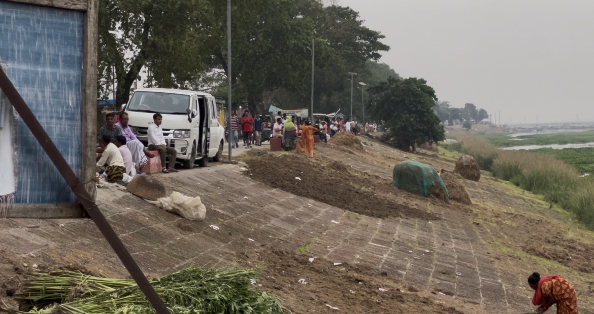 নিকলী হাওরে পর্যটকদের ঢল, ময়লা‌ আবর্জনায় ম্লান হচ্ছে প্রাকৃতিক সৌন্দর্য