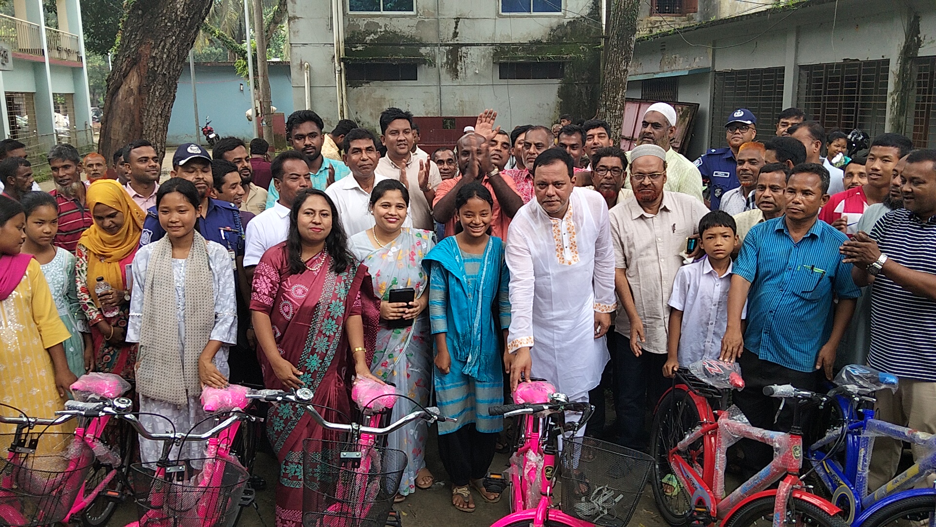 শ্রীবরদীর ক্ষুদ্র নৃগোষ্ঠী শিক্ষার্থীদের মধ্যে শিক্ষাবৃত্তি ও বাইসাইকেল বিতরণ