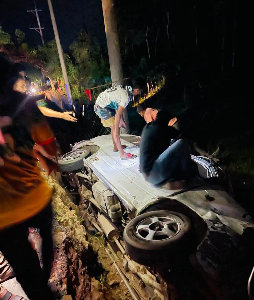 শ্রীবরদীতে বিশেষ অভিযান পরিচালনায় যাওয়ার পথে ডিবির গাড়ি খাদে