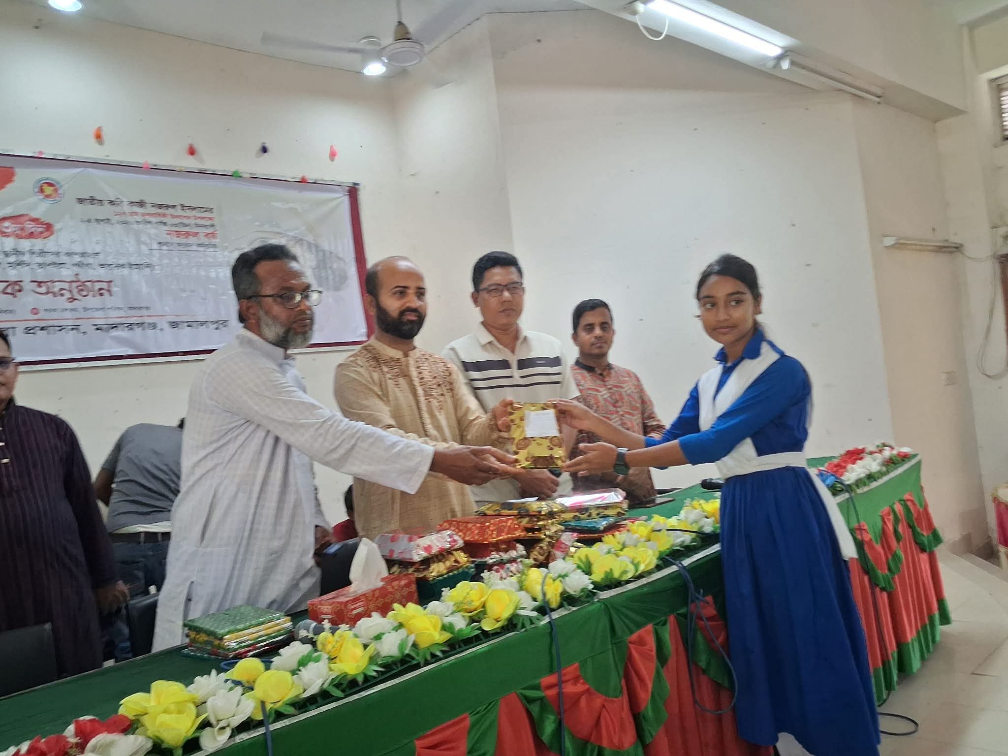 মাদারগঞ্জে নজরুলের ১২৭তম জন্মবার্ষিকী উদযাপিত: সাংস্কৃতিক অনুষ্ঠান ও পুরস্কার বিতরণ