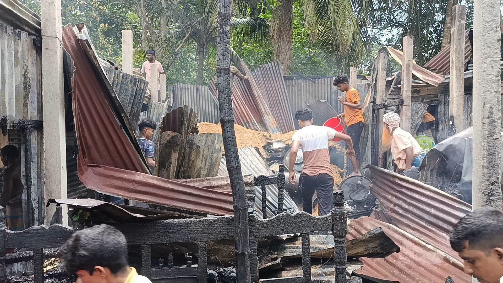আইপিএসের ব্যাটারি থেকে আগুন: নগদ ৩ লাখ টাকাসহ পুড়ল বসতঘর