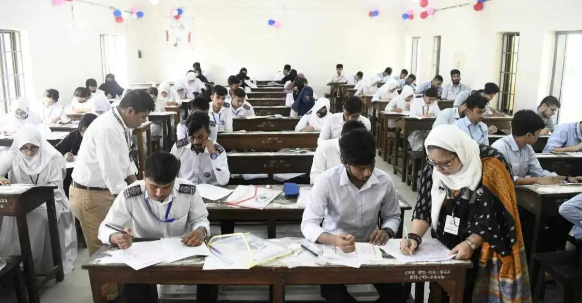 এইচএসসি ও সমমান পরীক্ষার দ্বিতীয় দিনে অনুপস্থিত ২৭ হাজার, বহিষ্কার ১৭
