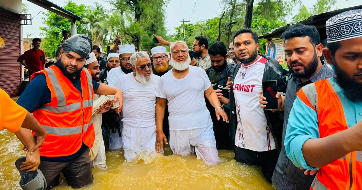 বাঁশখালীর বন্যাদুর্গত এলাকা পরিদর্শনে জামায়াতের আমির, স্থায়ী সমাধানের আশ্বাস