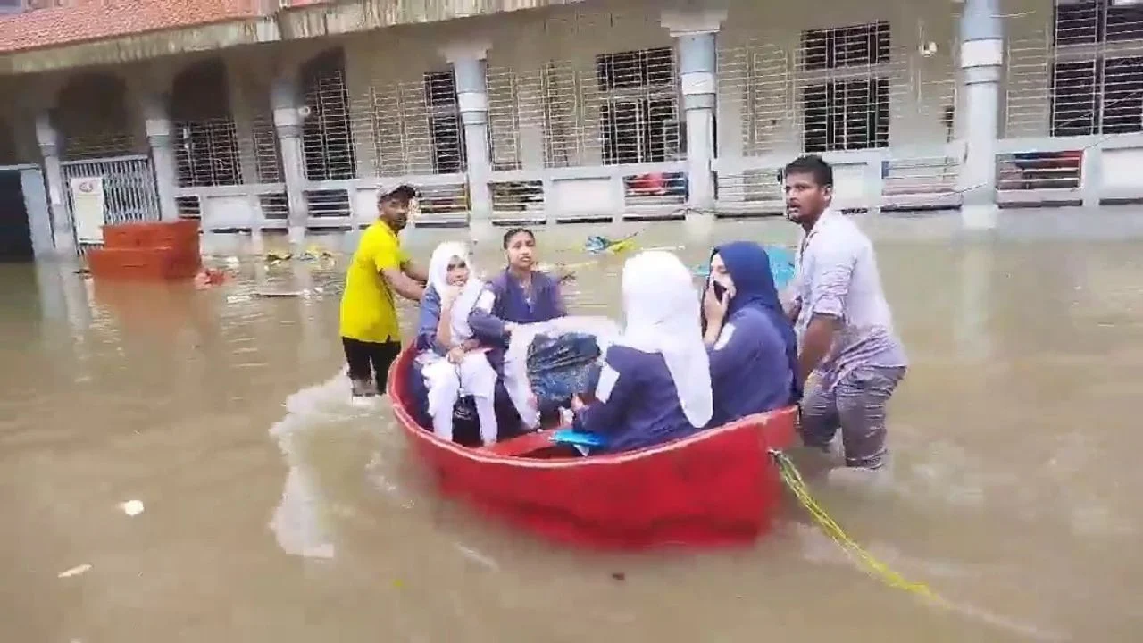 জলাবদ্ধতায় নৌকায় চড়ে পরীক্ষা কেন্দ্রে এইচএসসি পরীক্ষার্থীরা