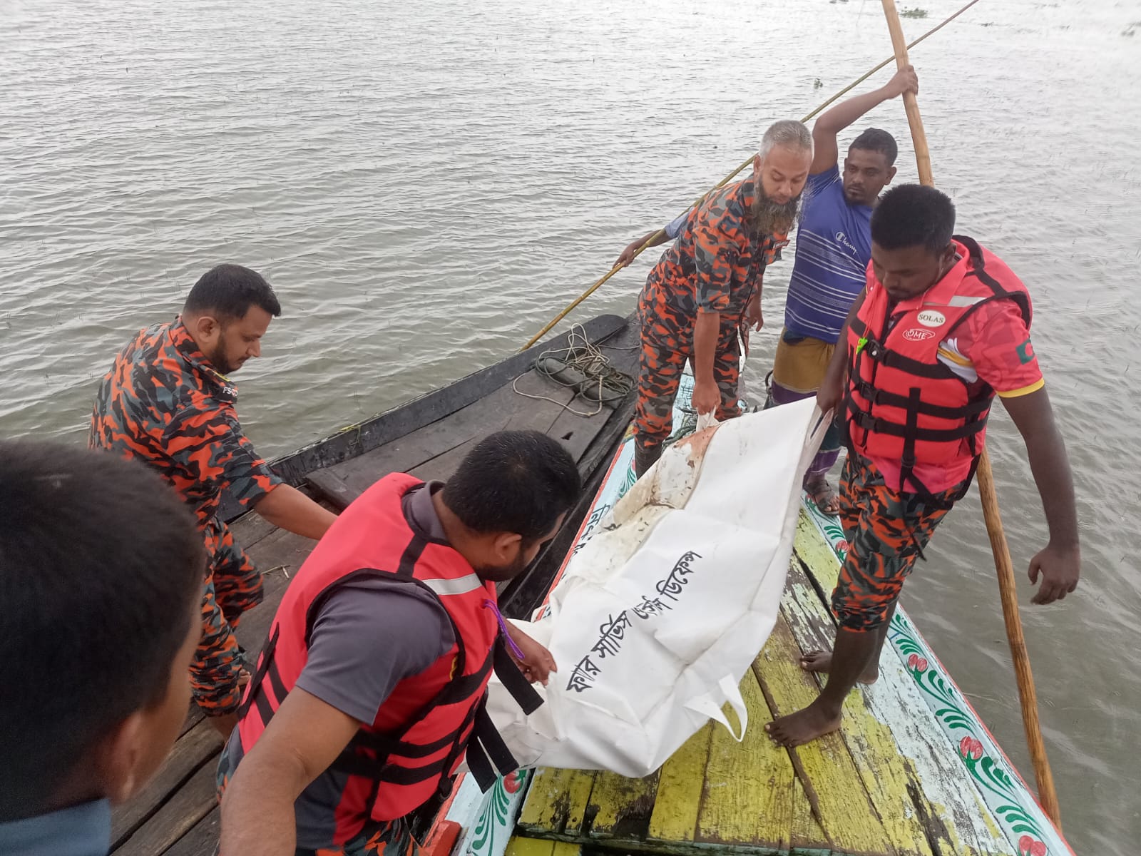 ৪২ ঘণ্টা পর নিকলী হাওর থেকে পর্যটকের মরদেহ উদ্ধার