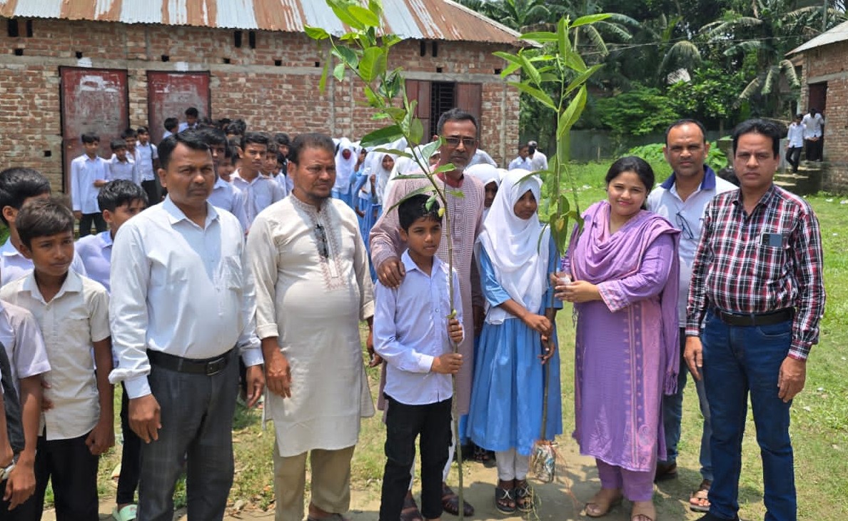 শ্রীবরদীতে ব্র্যাকের উদ্যোগে শিক্ষার্থীদের মাঝে গাছের চারা বিতরণ