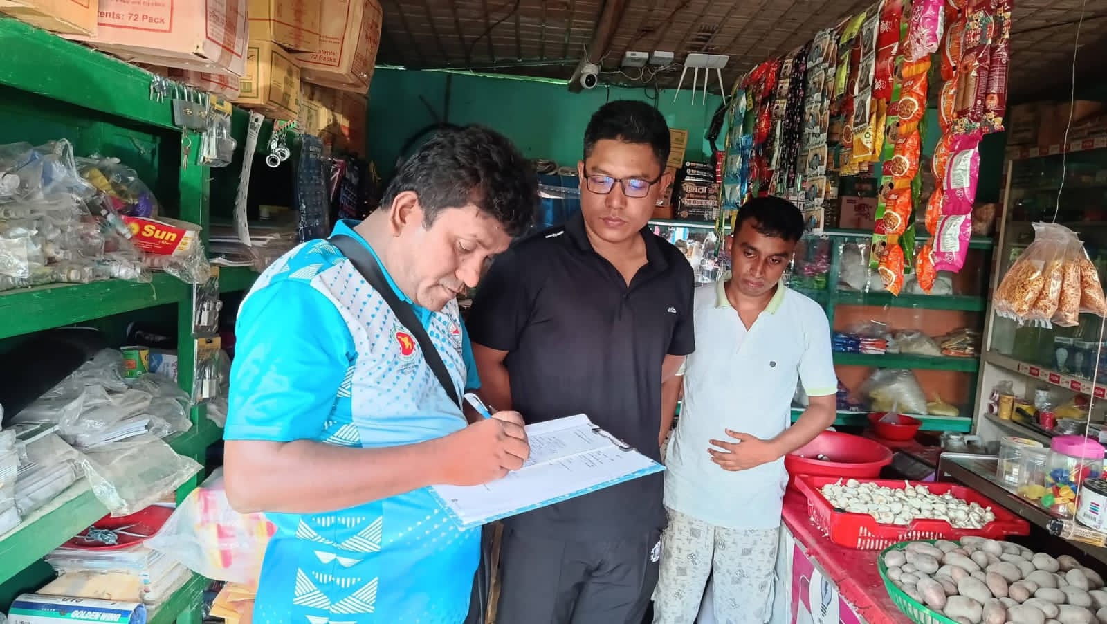 মাদারগঞ্জে কৃত্রিম সংকট ও অসাধু ব্যবসায়ীদের বিরুদ্ধে প্রশাসনের কড়া পদক্ষেপ
