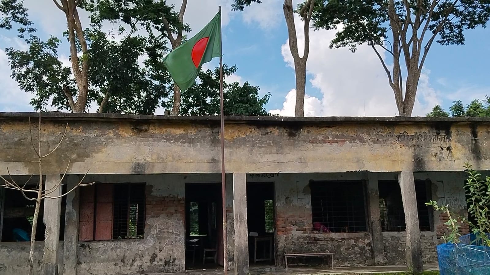 ১২ শিক্ষার্থীর ১৩ শিক্ষক, এসএসসিতে পাস মাত্র ১ জন!