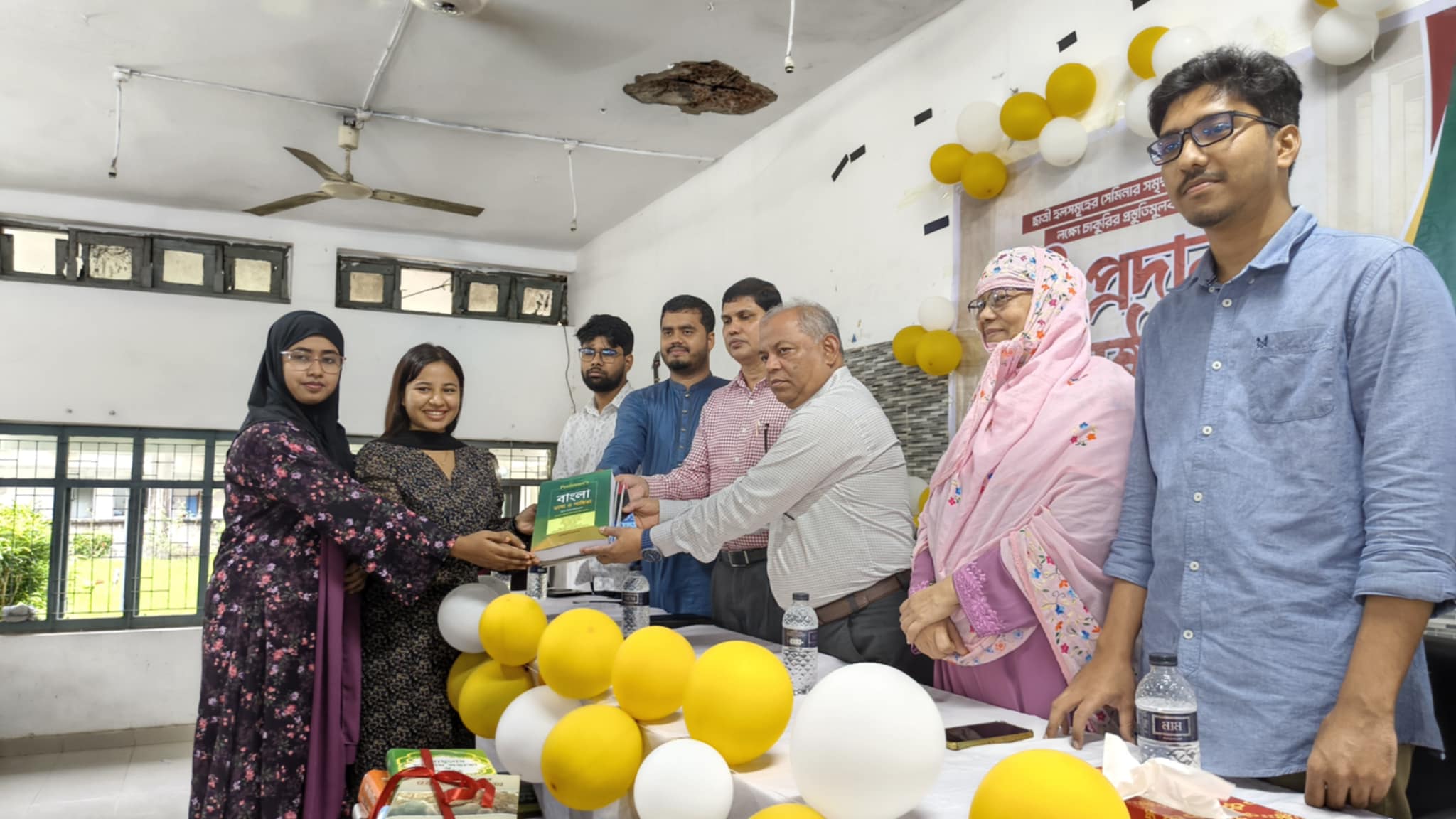 চাকসুর উদ্যোগে চবির পাঁচ ছাত্রী হলে চাকরি প্রস্তুতির বই প্রদান