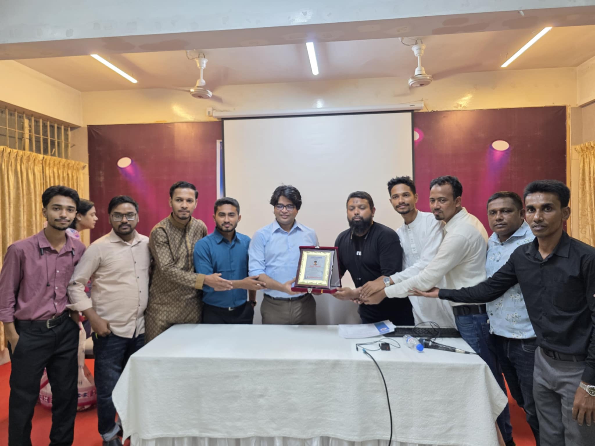 মাল্টিমিডিয়া সাংবাদিকতা প্রশিক্ষণ ও কেক কাটায় সিএমআরইউ’র ১ম বর্ষপূর্তি উদযাপন