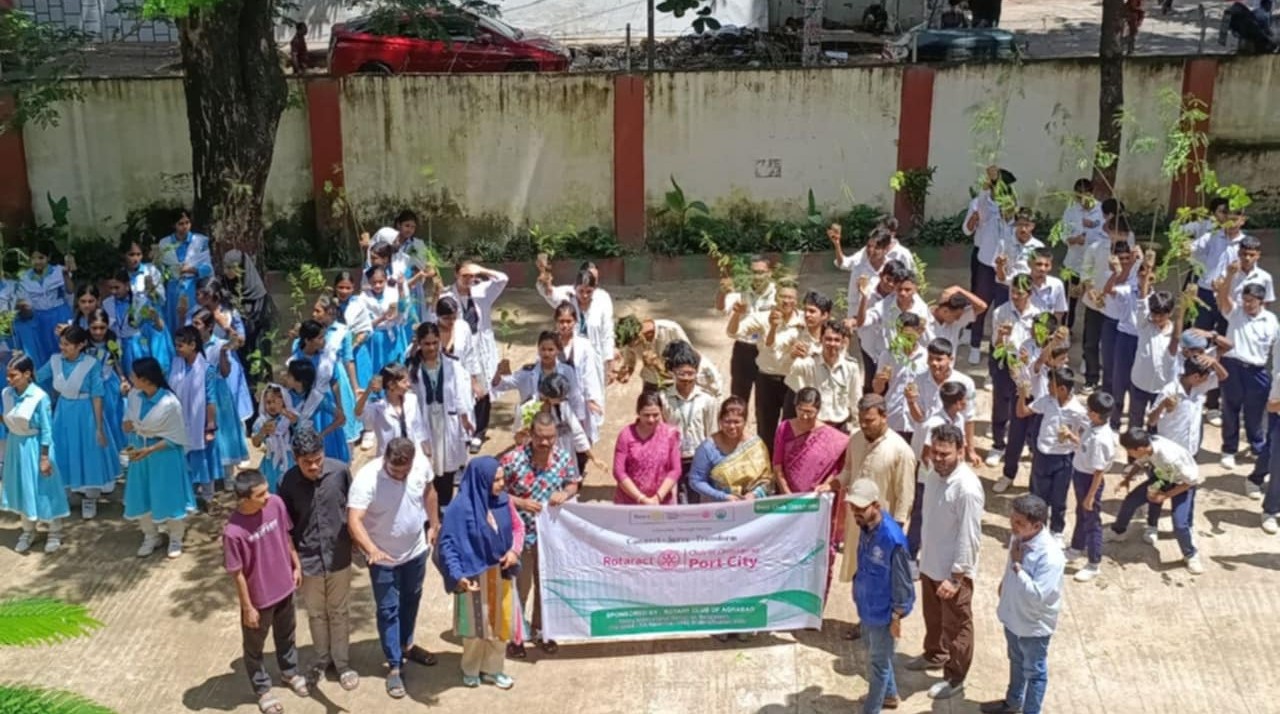 রোটার‌্যাক্ট ও আবাম ফাউন্ডেশনের উদ্যোগ ২০০ শিক্ষার্থীর হাতে ফলজ ও বনজ চারা বিতরণ