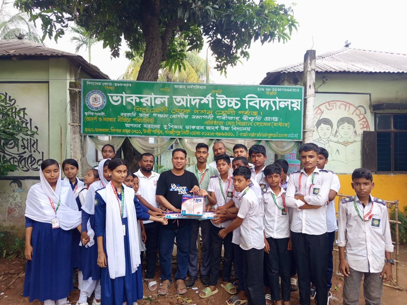 শিক্ষার্থীর বই ও শ্রেণিকক্ষের পাখা কিনে দিলেন আইনজীবী আবুল কালাম আজাদ