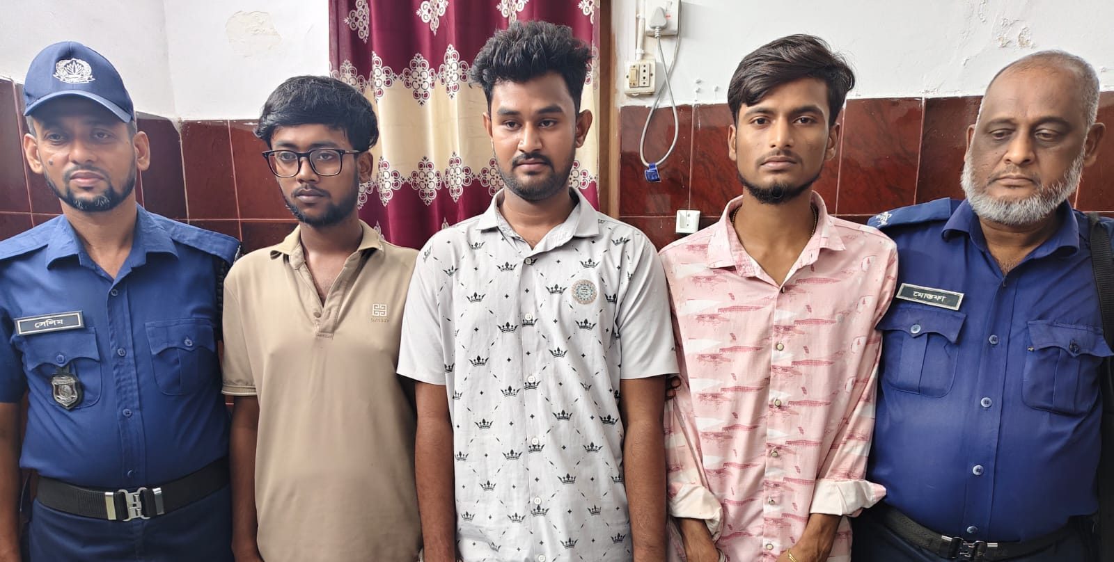 সাভারে বিদেশি পিস্তল ও ৮ রাউন্ড গুলিসহ গ্রেপ্তার ৩।